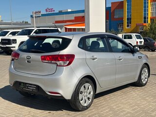 2015 Kia Rio III Рестайлинг, серебристый, 895000 рублей, вид 4