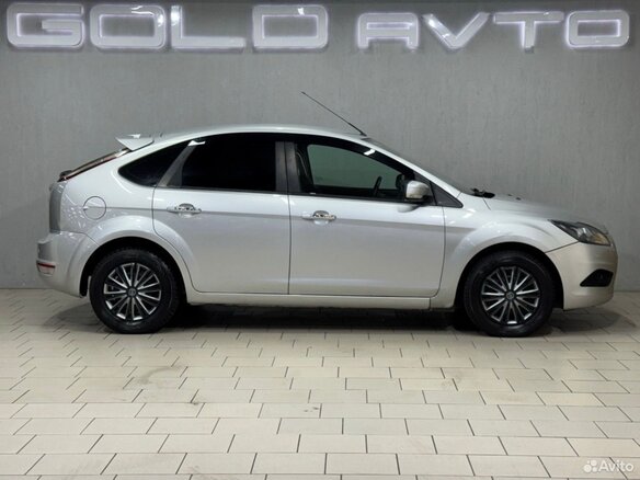 2009 Ford Focus II Рестайлинг, серебристый, 750000 рублей - вид 3