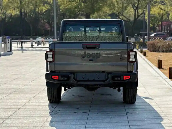 2026 Jeep Gladiator II (JT) Рестайлинг, чёрный, 6980000 рублей - вид 4