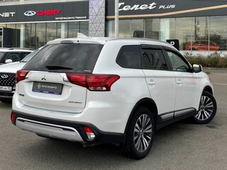 2019 Mitsubishi Outlander III Рестайлинг 3, белый, 1648000 рублей, вид 2