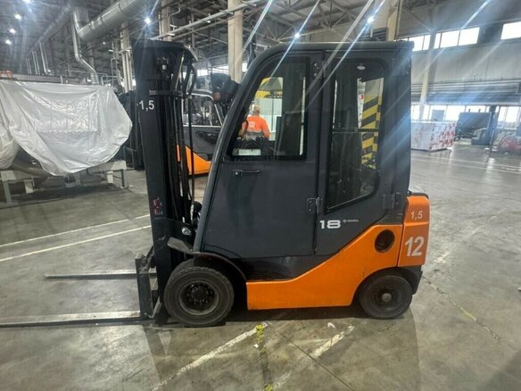 2007 Toyota 8F, красный, 795033 рублей