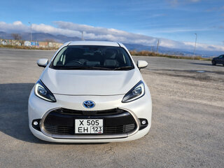 2021 Toyota Aqua II, белый, 1950000 рублей, вид 3