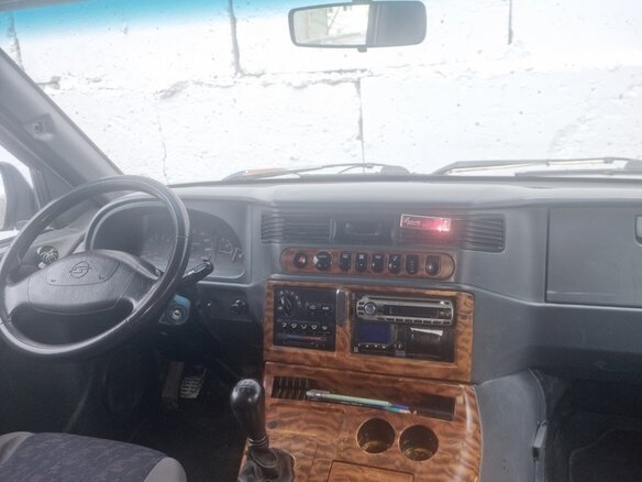 2001 SsangYong Istana, серебристый, 590000 рублей - вид 2
