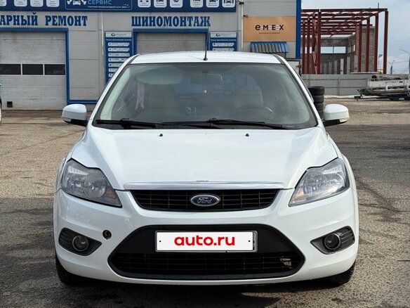 2010 Ford Focus II Рестайлинг, белый, 400000 рублей - вид 1
