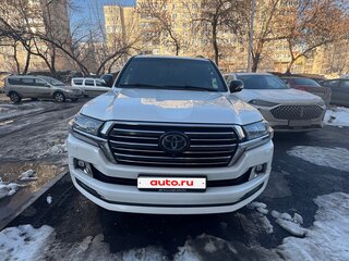 2017 Toyota Land Cruiser 200 Series Рестайлинг 2, белый, 6400000 рублей, вид 3