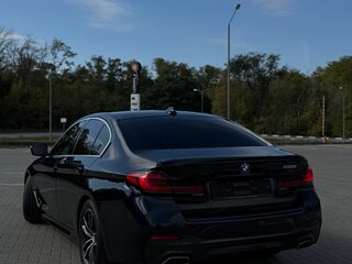 2022 BMW 5 серии 520i VII (G30/G31/G38) Рестайлинг, чёрный, 5200000 рублей, вид 3