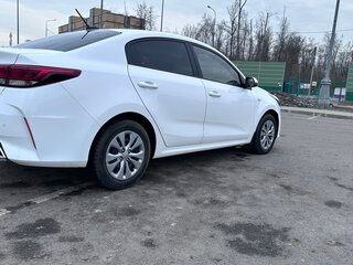 2021 Kia Rio IV Рестайлинг, белый, 1350000 рублей, вид 4