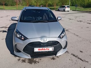 2021 Toyota Yaris IV, серебристый, 1200000 рублей, вид 1