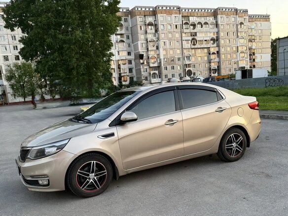 2015 Kia Rio III Рестайлинг, бежевый, 830000 рублей - вид 9