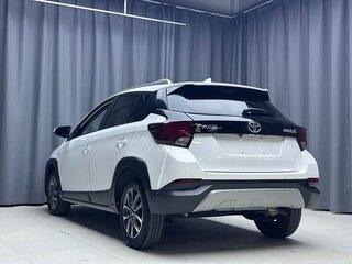 2022 Toyota Yaris L XP150 Рестайлинг, белый, 1000330 рублей, вид 5