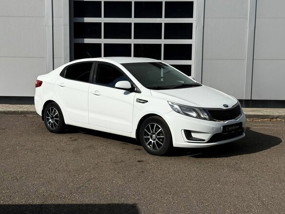 2015 Kia Rio III Рестайлинг, белый, 740000 рублей - вид 6
