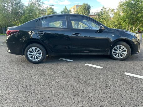 2020 Kia Rio IV Рестайлинг, чёрный, 1570000 рублей, вид 1