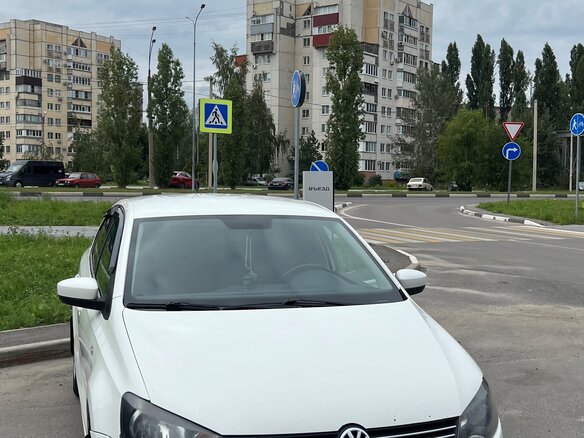 2013 Volkswagen Polo V, белый, 588000 рублей - вид 2