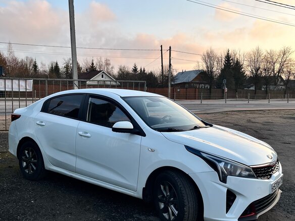 2021 Kia Rio IV Рестайлинг, белый, 1550000 рублей - вид 1