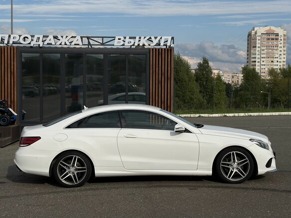 2014 Mercedes-Benz E-Класс 200 IV (W212, S212, C207) Рестайлинг, белый - вид 2