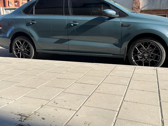 2019 Volkswagen Polo V Рестайлинг, серый, 1350000 рублей - вид 2