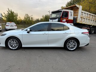 2021 Toyota Camry VIII (XV70) Рестайлинг, белый, 2850000 рублей, вид 3