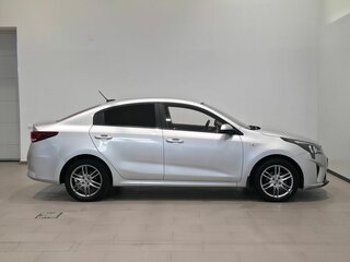 2020 Kia Rio IV Рестайлинг, серебристый, 1470000 рублей, вид 4
