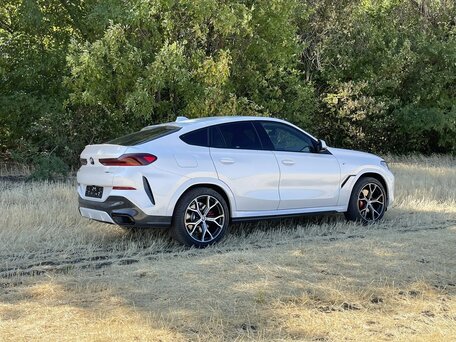 2021 BMW X6 40i III (G06), белый, 6800000 рублей, вид 2