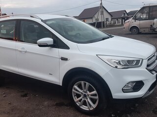 2018 Ford Kuga II Рестайлинг, белый, 1820000 рублей, вид 3
