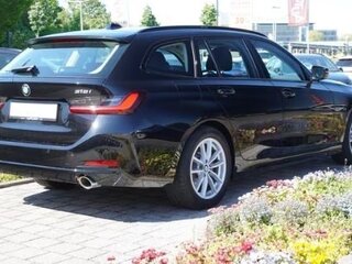 2023 BMW 3 серии 318i VII (G2x) Рестайлинг, чёрный, 4043938 рублей, вид 4
