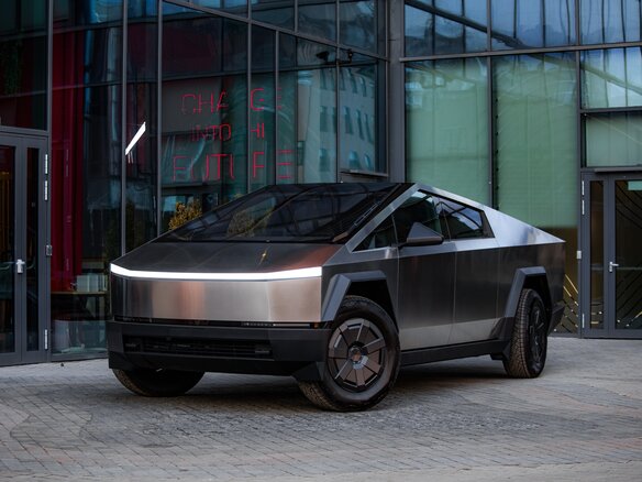 2026 Tesla Cybertruck Cyberbeast, серебристый