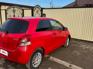 2010 Toyota Yaris III, красный, 600000 рублей, вид 4