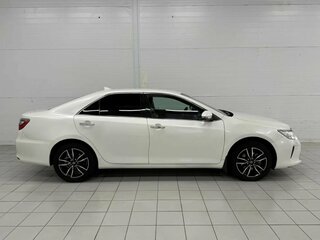2017 Toyota Camry VII (XV50) Рестайлинг, белый, 2520000 рублей, вид 4