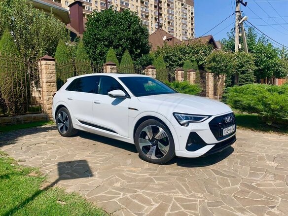 2020 Audi e-tron 55 I, белый, 7500000 рублей - вид 6