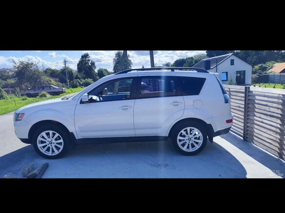 2011 Mitsubishi Outlander II Рестайлинг, белый, 1350000 рублей - вид 8