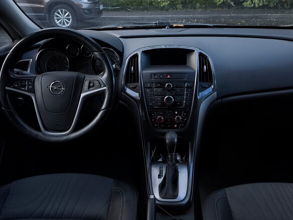2013 Opel Astra J Рестайлинг, серый, 720000 рублей - вид 2