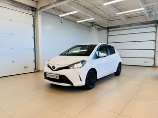 2015 Toyota Vitz III (XP130) Рестайлинг, белый, 929000 рублей, вид 2