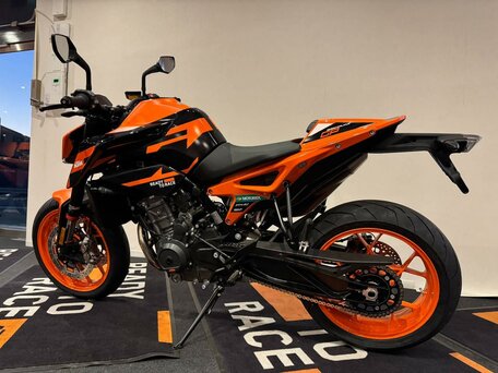 2023 KTM 890 Duke GP, оранжевый, 899000 рублей, вид 4