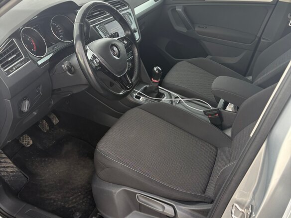 2017 Volkswagen Tiguan II, серебристый, 2100000 рублей - вид 4