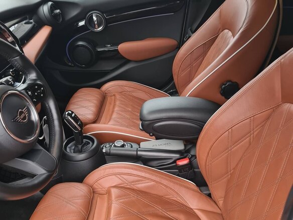 2021 Mini Hatch Cooper III (F55/F56) Рестайлинг 2, серый, 3400000 рублей - вид 4