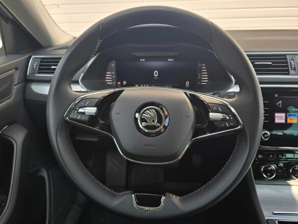 2023 Skoda Superb III Рестайлинг, серебристый, 2650000 рублей - вид 11