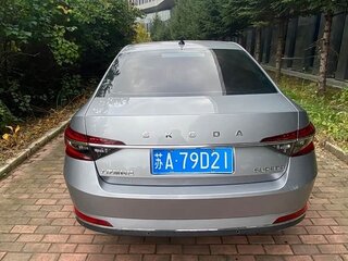 2023 Skoda Superb III Рестайлинг, серебристый, 2165000 рублей, вид 4