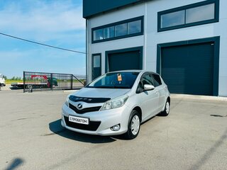 2013 Toyota Vitz III (XP130), серый, 829000 рублей, вид 2