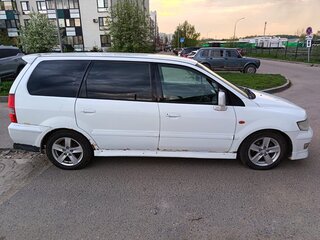 2001 Mitsubishi Chariot Grandis III, белый, 380000 рублей, вид 3