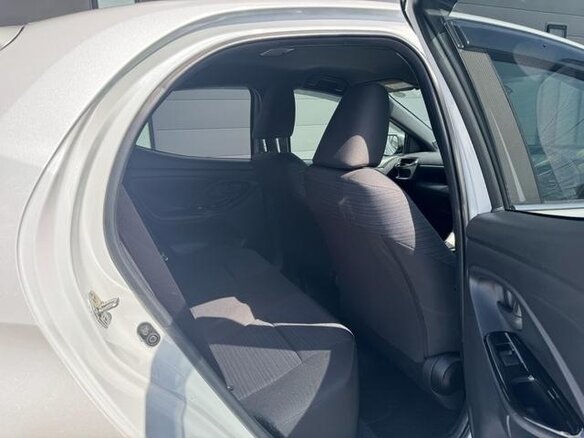 2023 Toyota Yaris IV, белый - вид 12