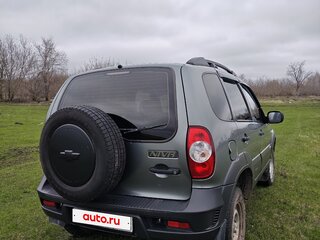 2011 Chevrolet Niva I Рестайлинг, серебристый, 485000 рублей, вид 3