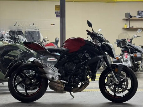 2018 MV Agusta Brutale 800, красный, 699000 рублей, вид 1
