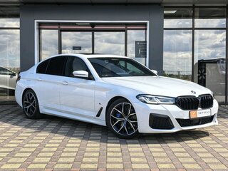 2021 BMW 5 серии 520i VII (G30/G31/G38) Рестайлинг, белый, 4800000 рублей, вид 3