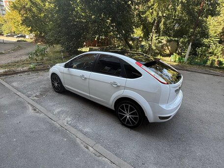 2010 Ford Focus II Рестайлинг, белый, 650000 рублей, вид 4
