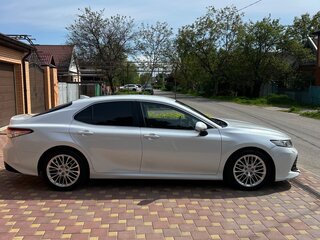 2018 Toyota Camry VIII (XV70), белый, 2475000 рублей, вид 2