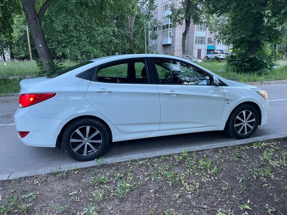 2016 Hyundai Solaris I Рестайлинг, белый, 1100000 рублей - вид 2