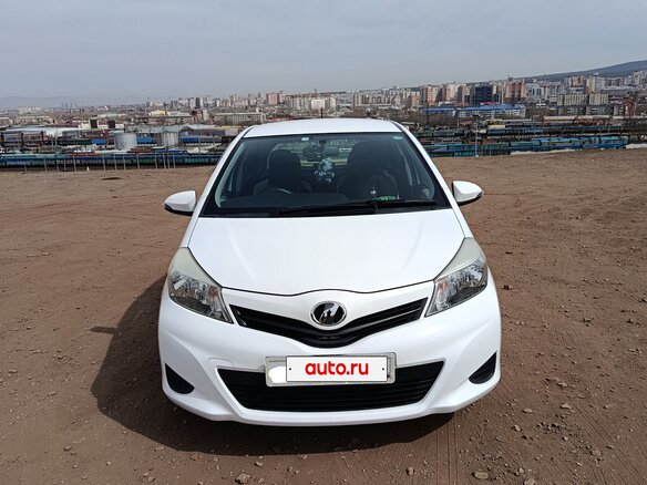 2014 Toyota Vitz III (XP130) Рестайлинг, белый, 999999 рублей - вид 1
