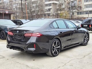 2024 BMW 5 серии 530i xDrive VIII (G60/G61/G68), серый, 9000000 рублей, вид 4