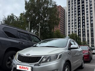 2013 Kia Rio 5-speed III, серебристый, 650000 рублей, вид 1