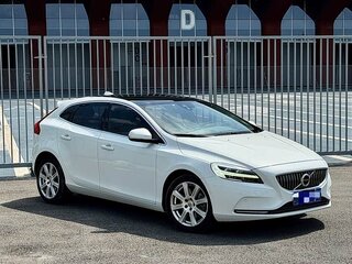 2017 Volvo V40 II Рестайлинг, белый, 1320000 рублей, вид 1